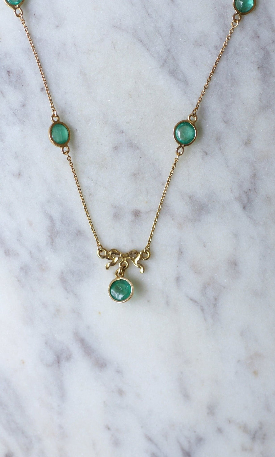 Gold bow and emerald cabochon necklace - Galerie Pénélope