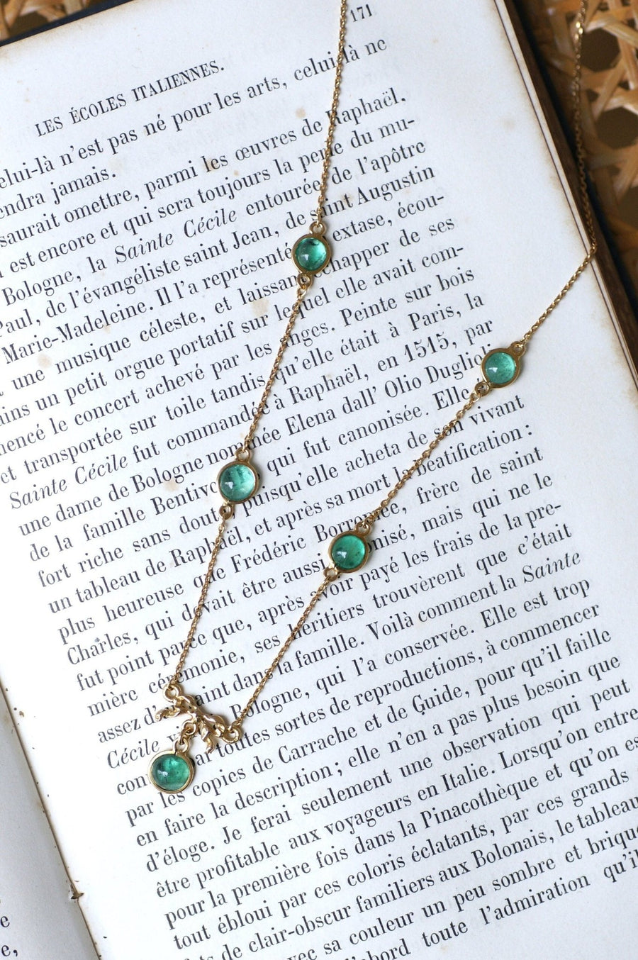 Gold bow and emerald cabochon necklace - Galerie Pénélope