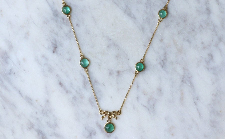 Gold bow and emerald cabochon necklace - Galerie Pénélope