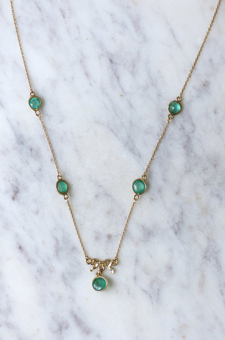 Gold bow and emerald cabochon necklace - Galerie Pénélope