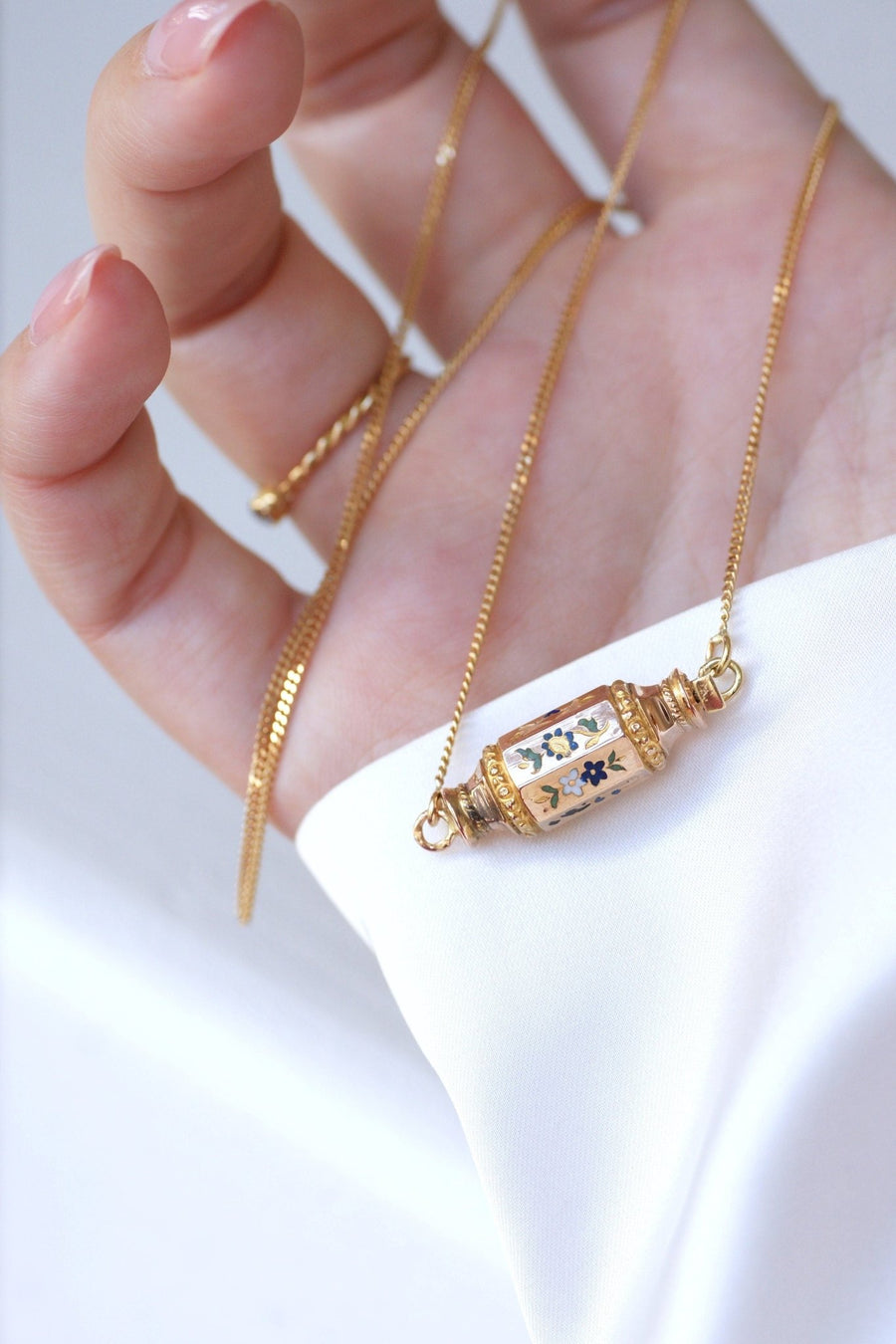 Gold necklace with regional enamel clasp, 19th century - Galerie Pénélope