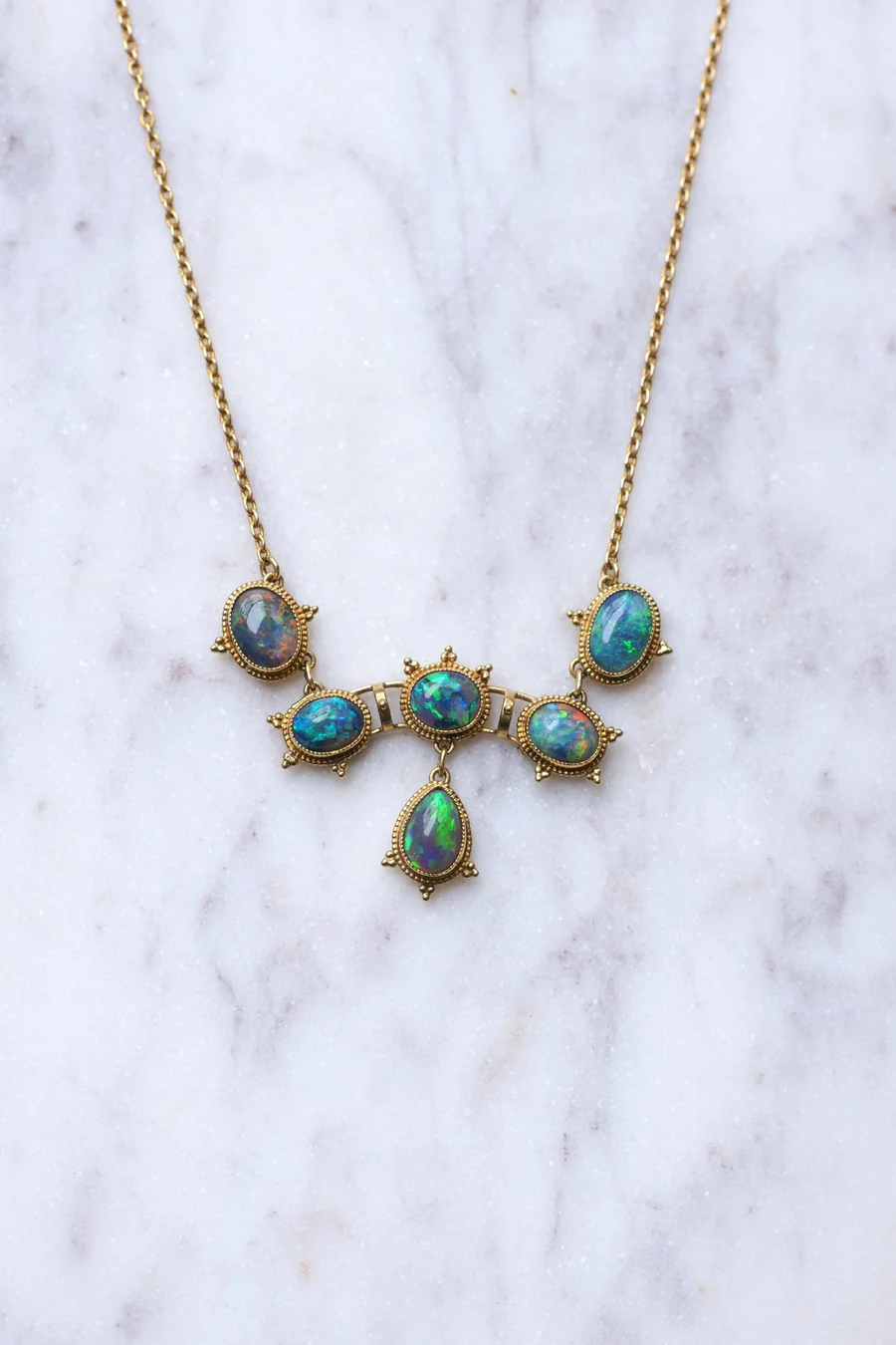 Victorian style necklace in gold set with black opals - Galerie Pénélope