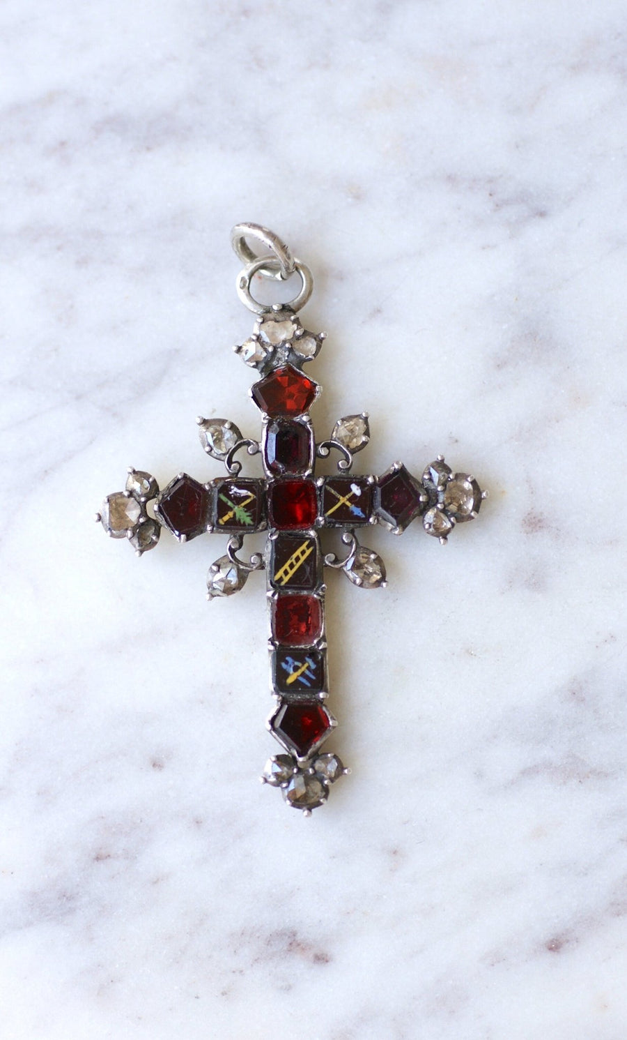 Antique freemason cross with diamonds and garnets on silver - Galerie Pénélope