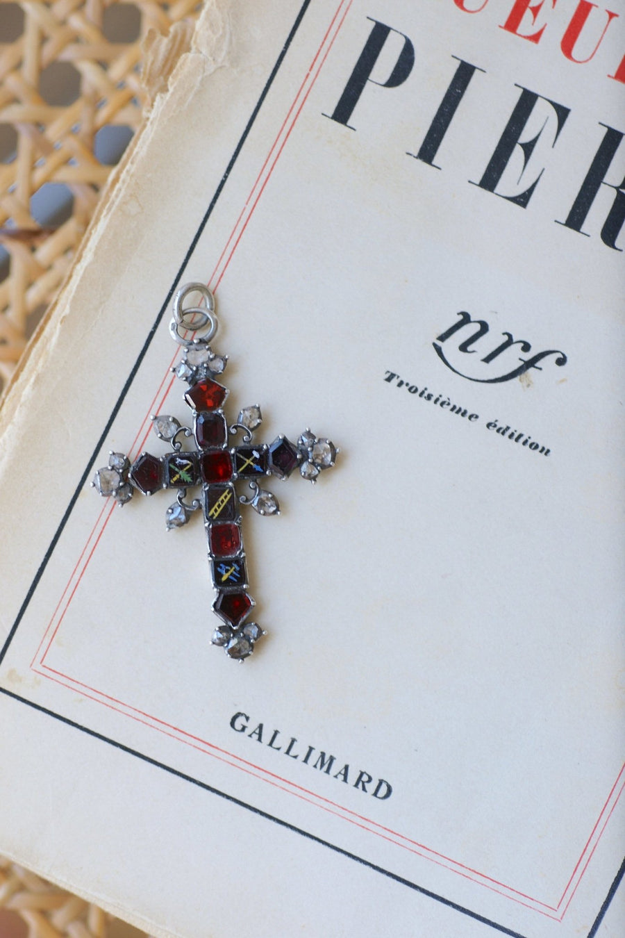 Antique freemason cross with diamonds and garnets on silver - Galerie Pénélope