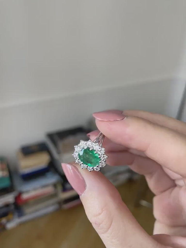 Daisy engagement ring, emerald and diamonds on white gold