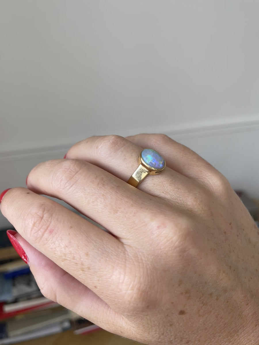 Gold ring and cabochon opal