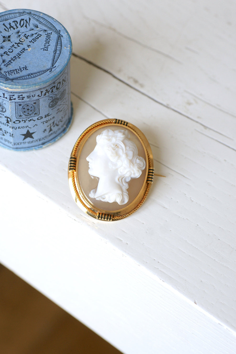 Antique yellow gold and agate cameo brooch