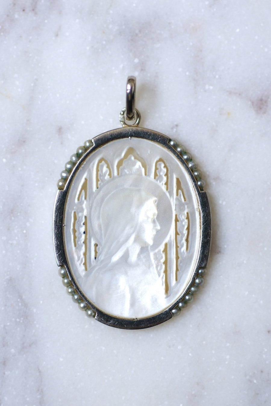 Antique Art Deco Virgin Medal on mother-of-pearl, white gold and pearls - Galerie Pénélope