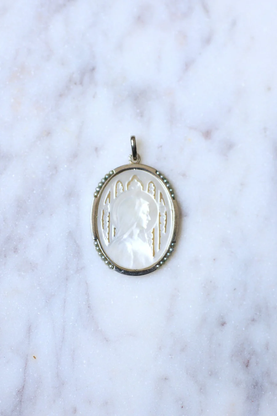 Antique Art Deco Virgin Medal on mother-of-pearl, white gold and pearls - Galerie Pénélope