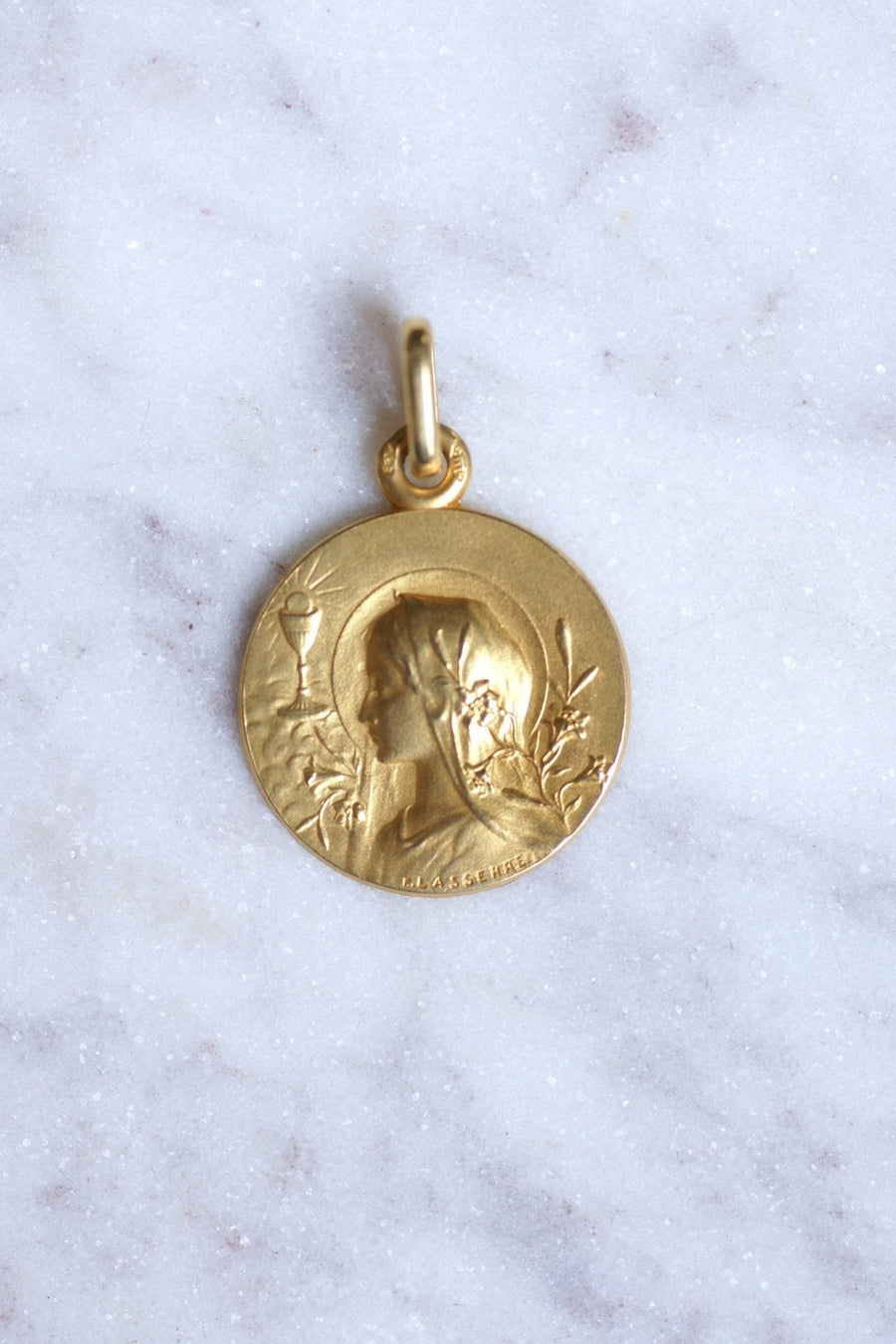 Antique Art Nouveau Virgin Medal with chalice on gold, Circa 1920 - Galerie Pénélope