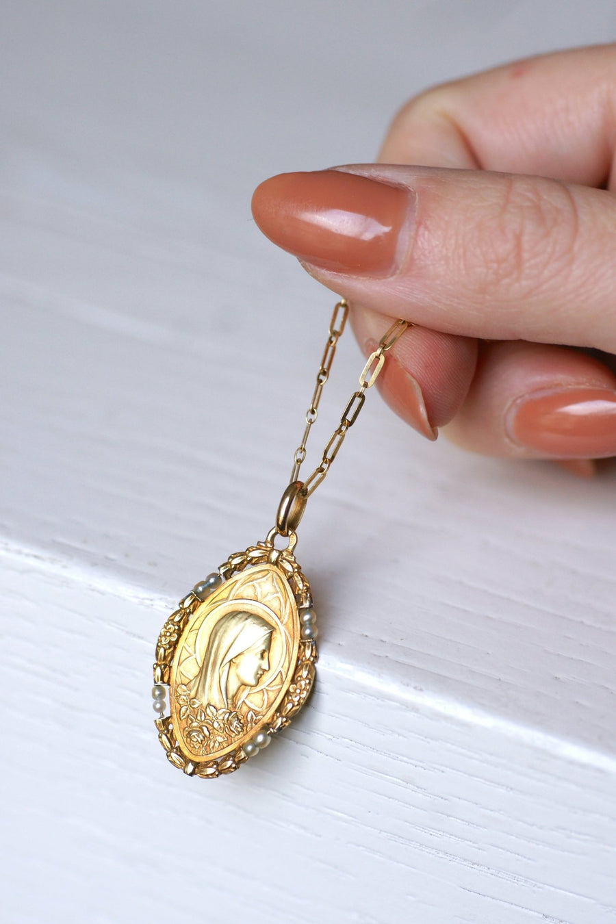 Ancient Virgin Mary medal in gold and fine pearls - Galerie Pénélope
