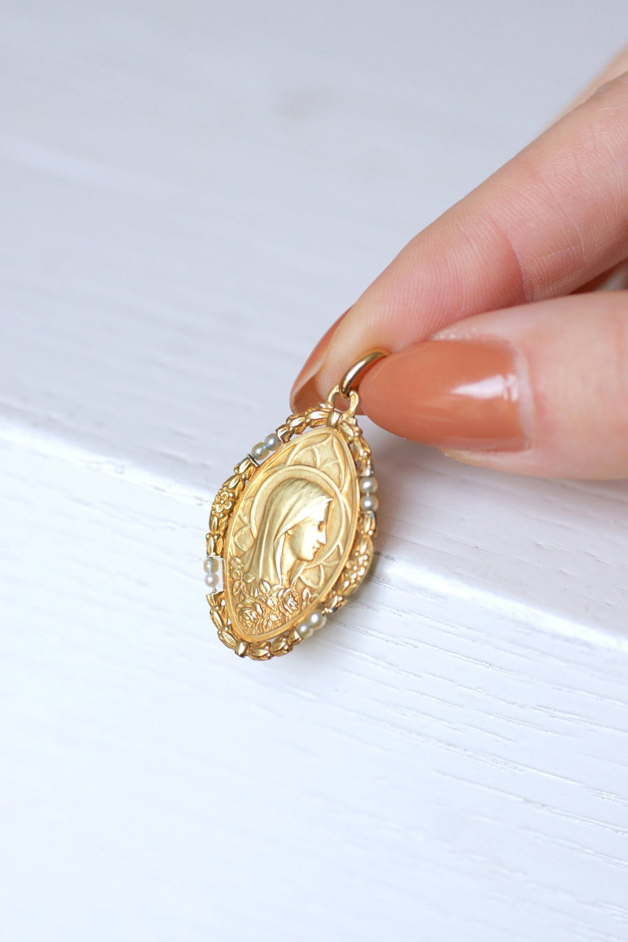 Ancient Virgin Mary medal in gold and fine pearls - Galerie Pénélope