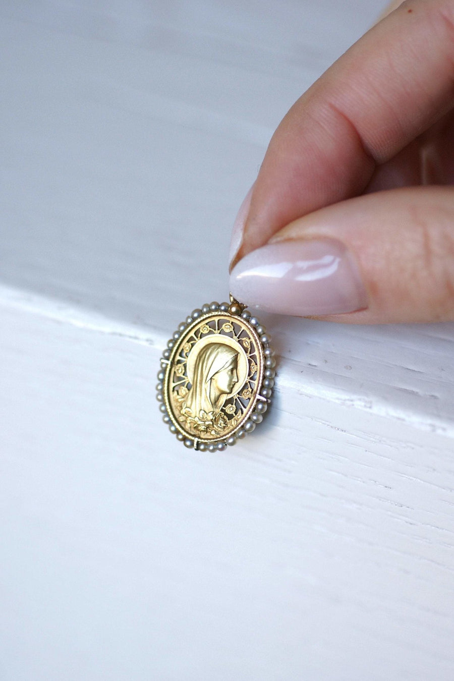 Ancient Virgin Mary medal in gold and fine pearls - Galerie Pénélope