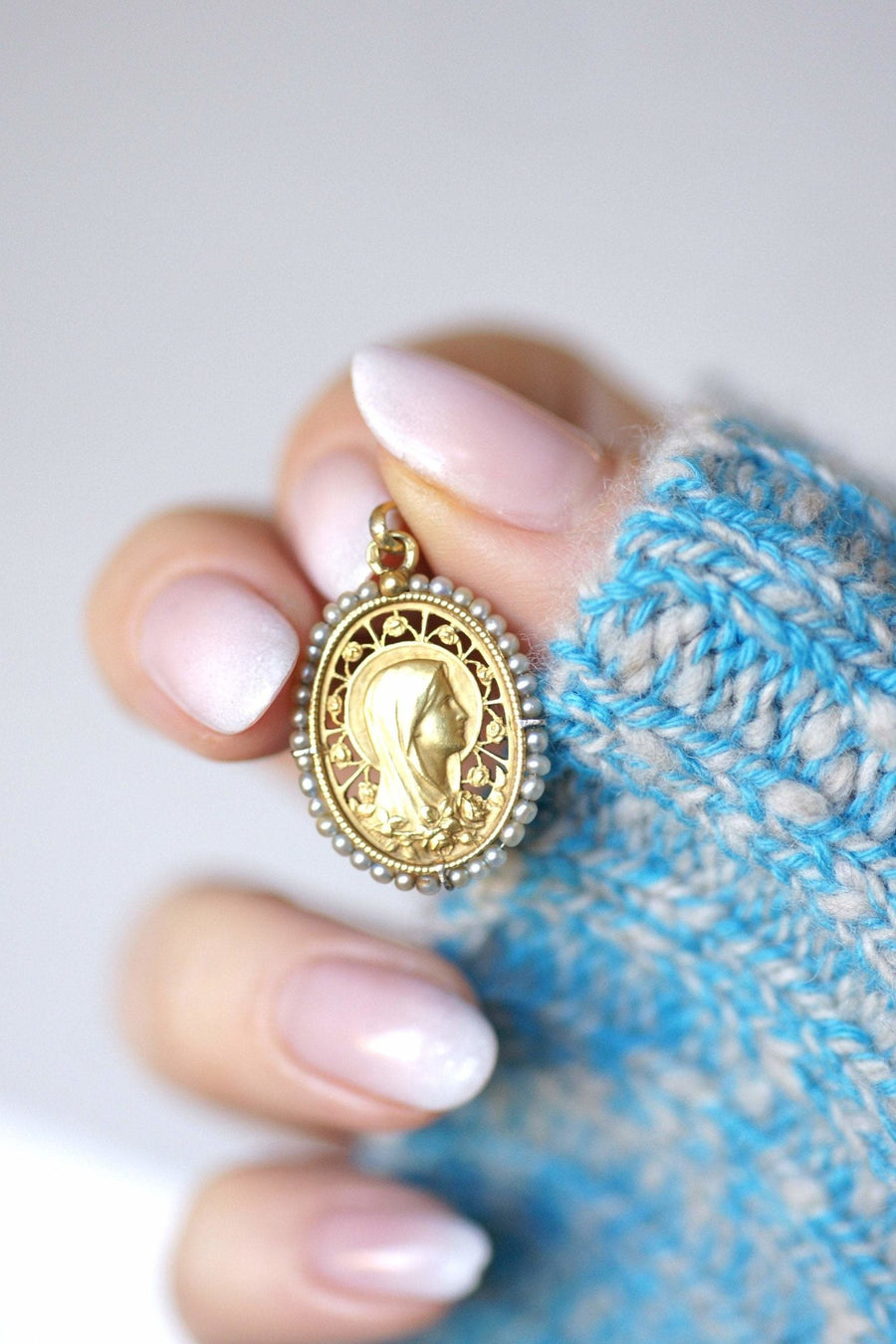 Ancient Virgin Mary medal in gold and fine pearls - Galerie Pénélope