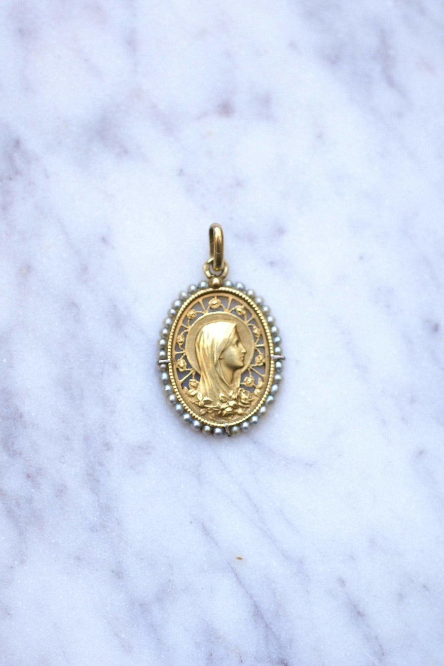 Ancient Virgin Mary medal in gold and fine pearls - Galerie Pénélope