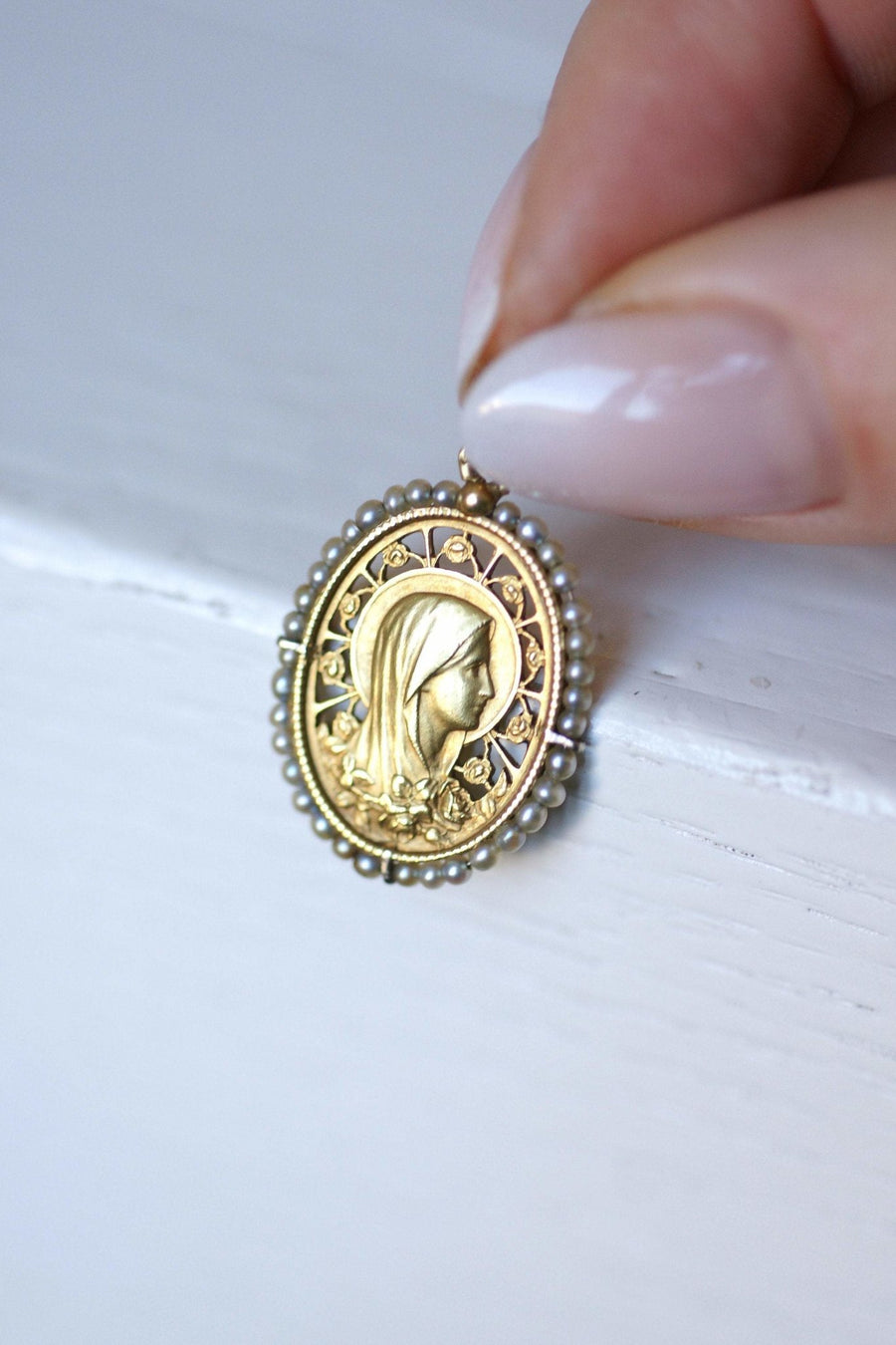 Ancient Virgin Mary medal in gold and fine pearls - Galerie Pénélope