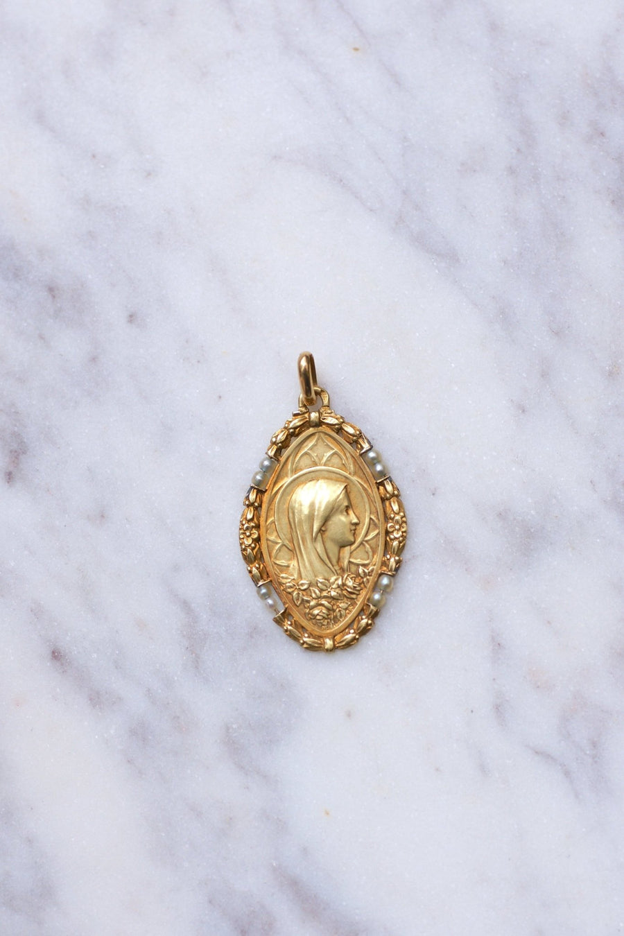 Ancient Virgin Mary medal in gold and fine pearls - Galerie Pénélope