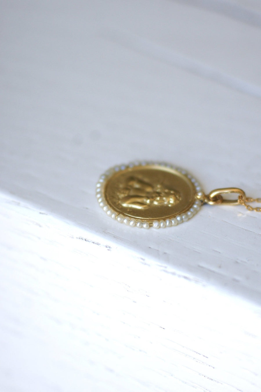 Angel Thinker gold medal with pearls - Penelope Gallery