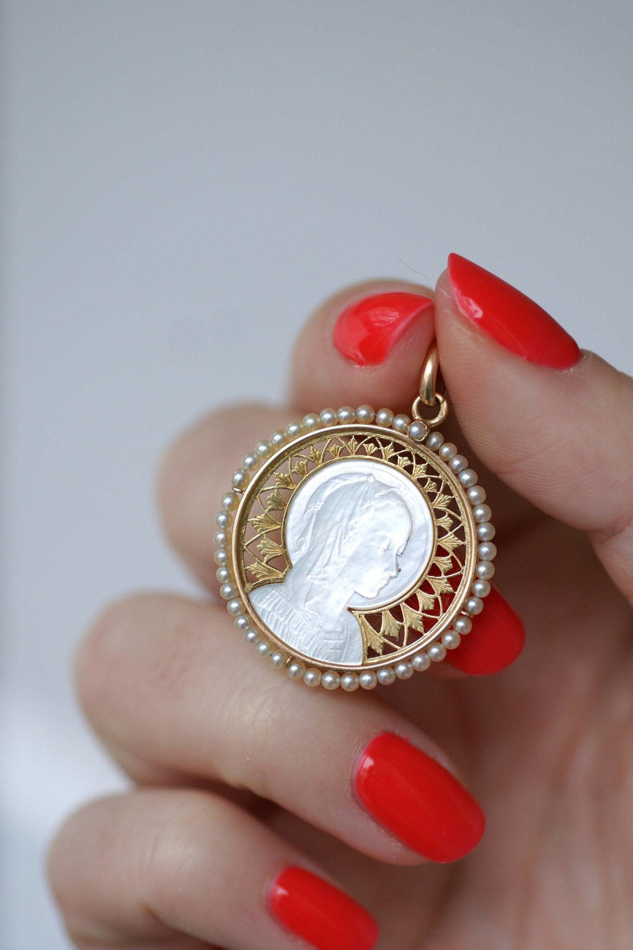 Art Deco medal Virgin on mother-of-pearl, gold and fine pearls - Penelope Gallery