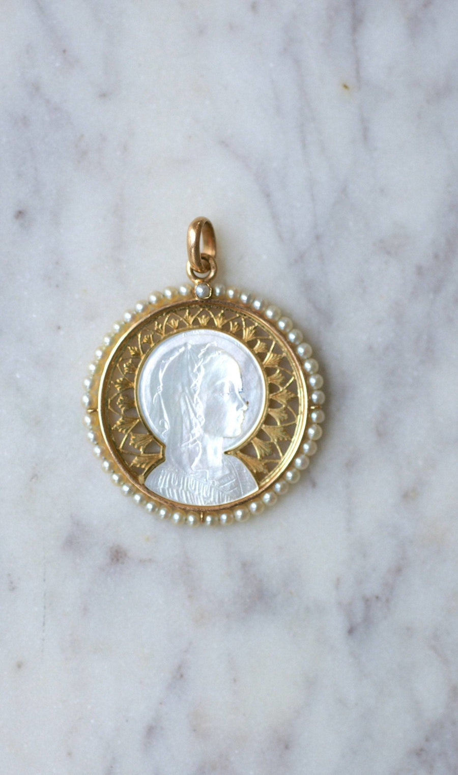 Art Deco medal Virgin on mother-of-pearl, gold and fine pearls - Penelope Gallery