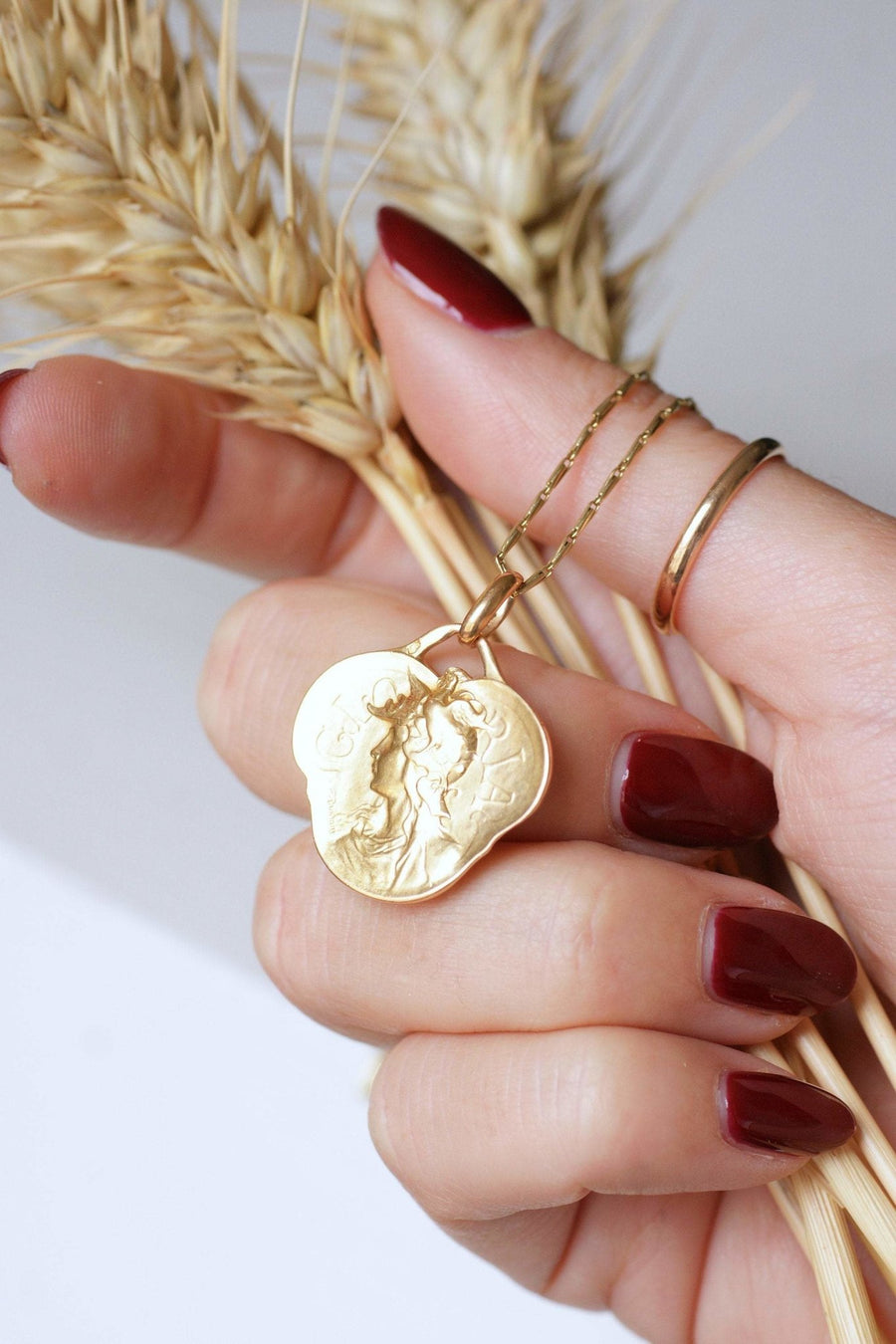 Art Nouveau Medal Gloria by F. Rasumny on gold - Galerie Pénélope
