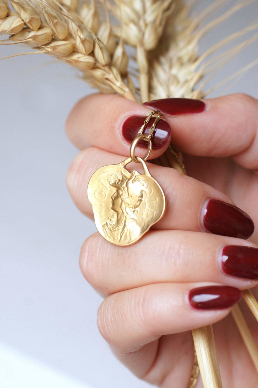 Art Nouveau Medal Gloria by F. Rasumny on gold - Galerie Pénélope