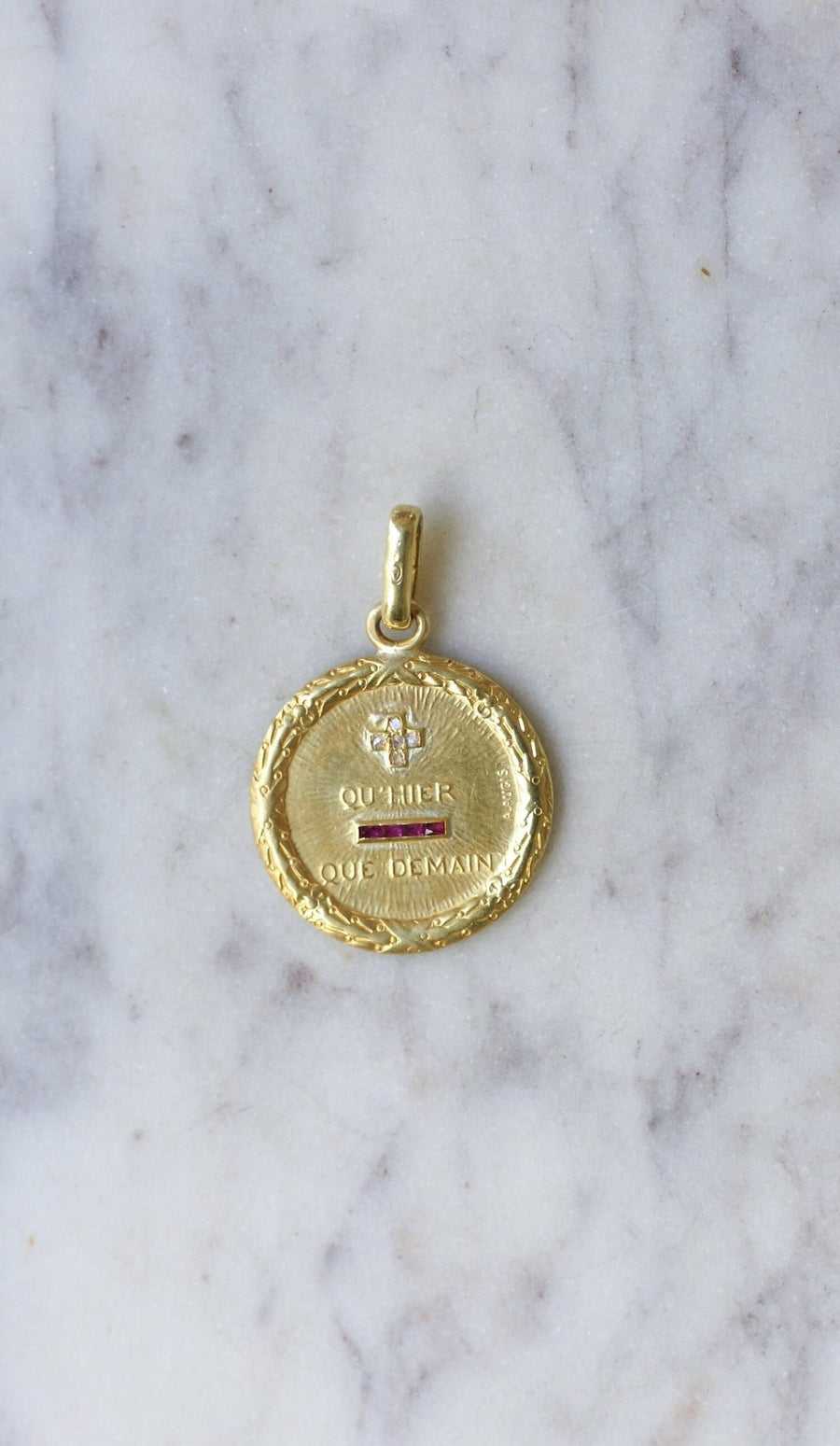 Augis love medal in yellow gold and diamonds - Galerie Pénélope