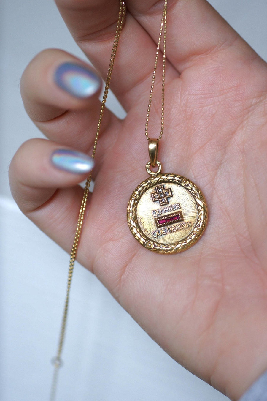Augis love medal in yellow gold and diamonds - Galerie Pénélope