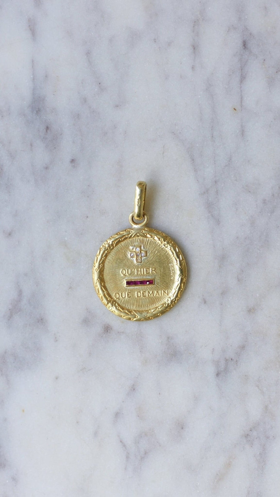 Augis love medal in yellow gold and diamonds - Galerie Pénélope