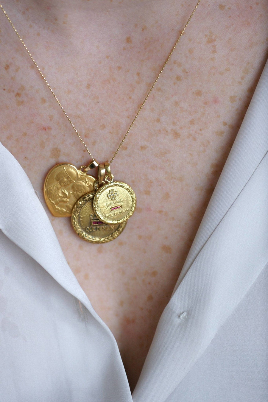 Augis love medal in yellow gold and diamonds - Galerie Pénélope