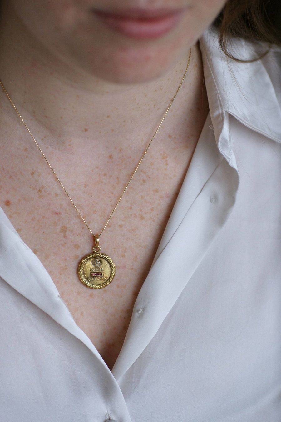 Augis love medal in yellow gold and diamonds - Galerie Pénélope