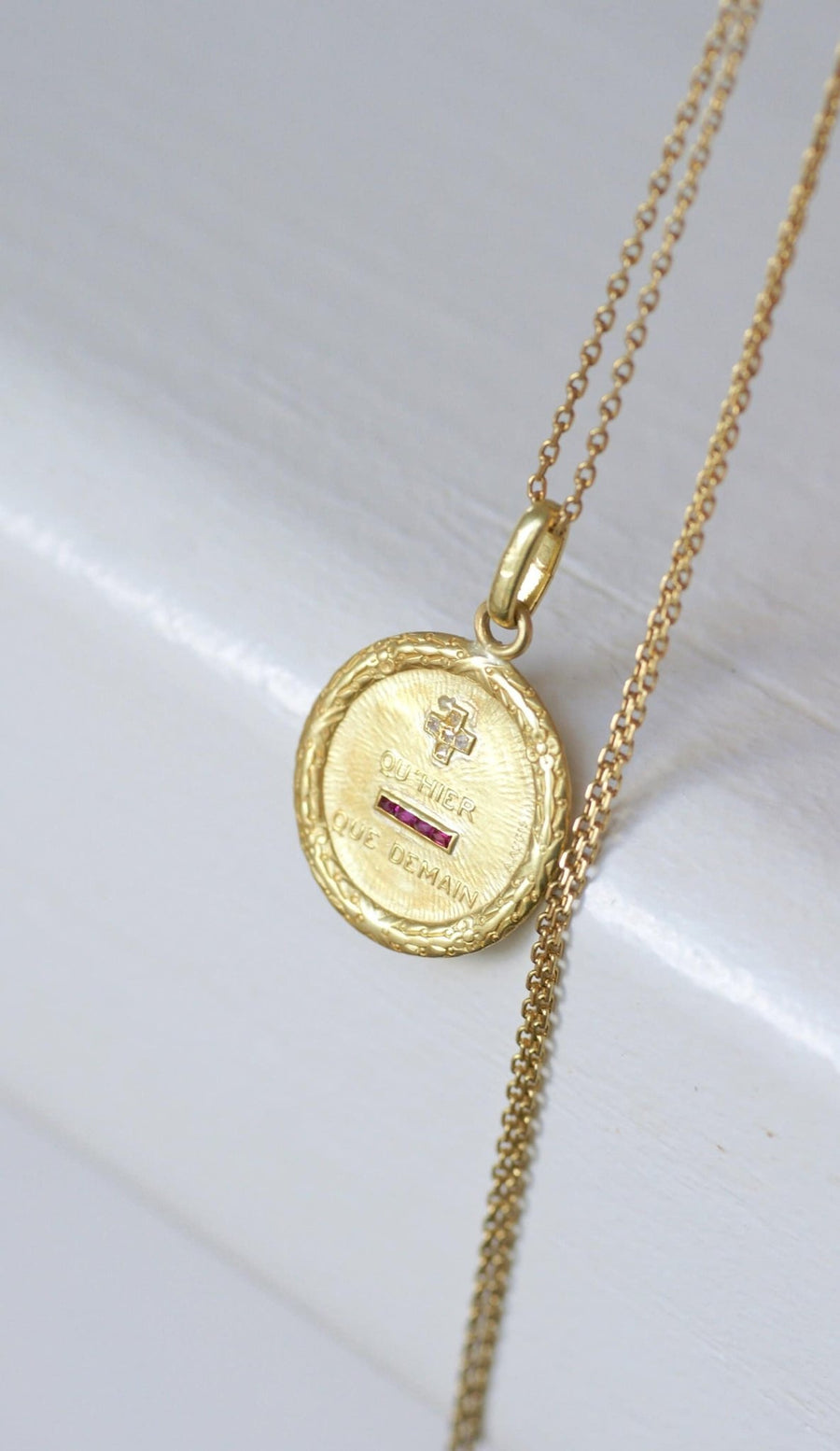 Augis love medal in yellow gold and diamonds - Galerie Pénélope