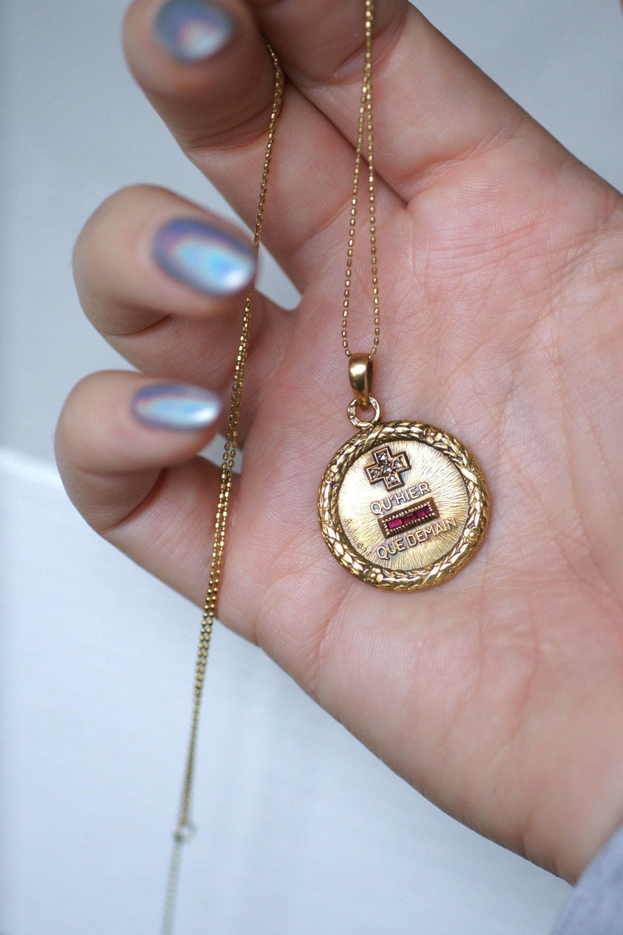 Augis love medal in yellow gold and diamonds - Galerie Pénélope