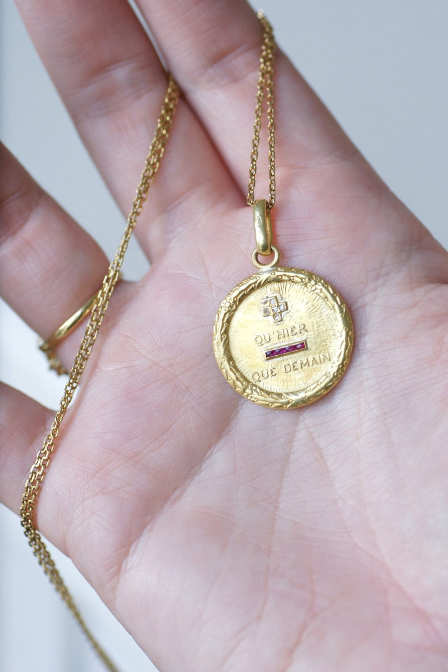 Augis love medal in yellow gold and diamonds - Galerie Pénélope