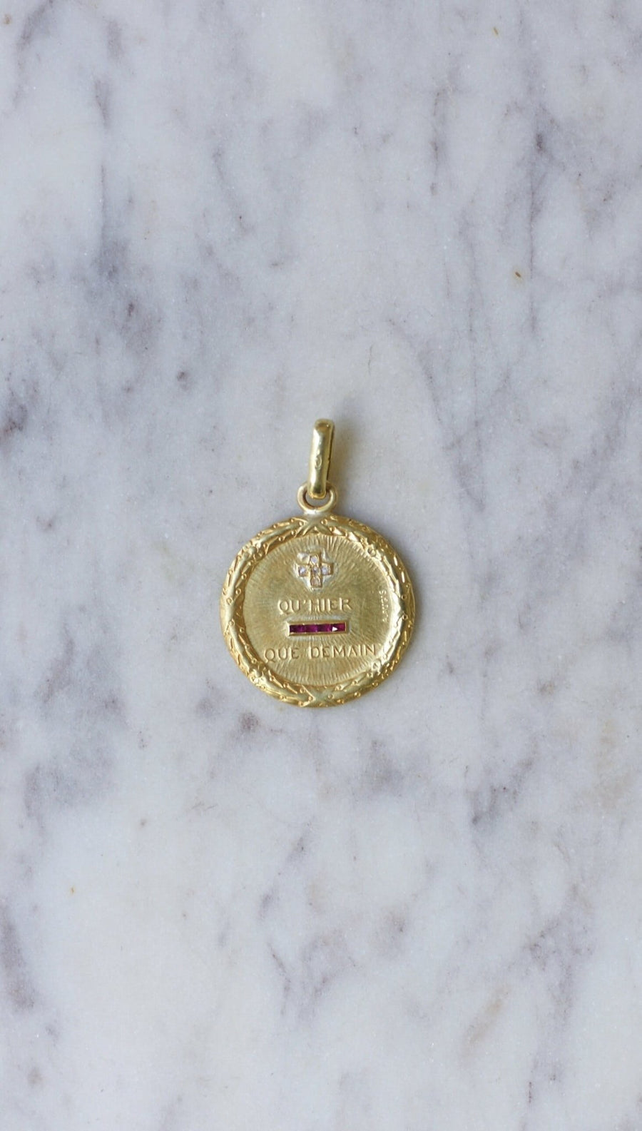 Augis love medal in yellow gold and diamonds - Galerie Pénélope