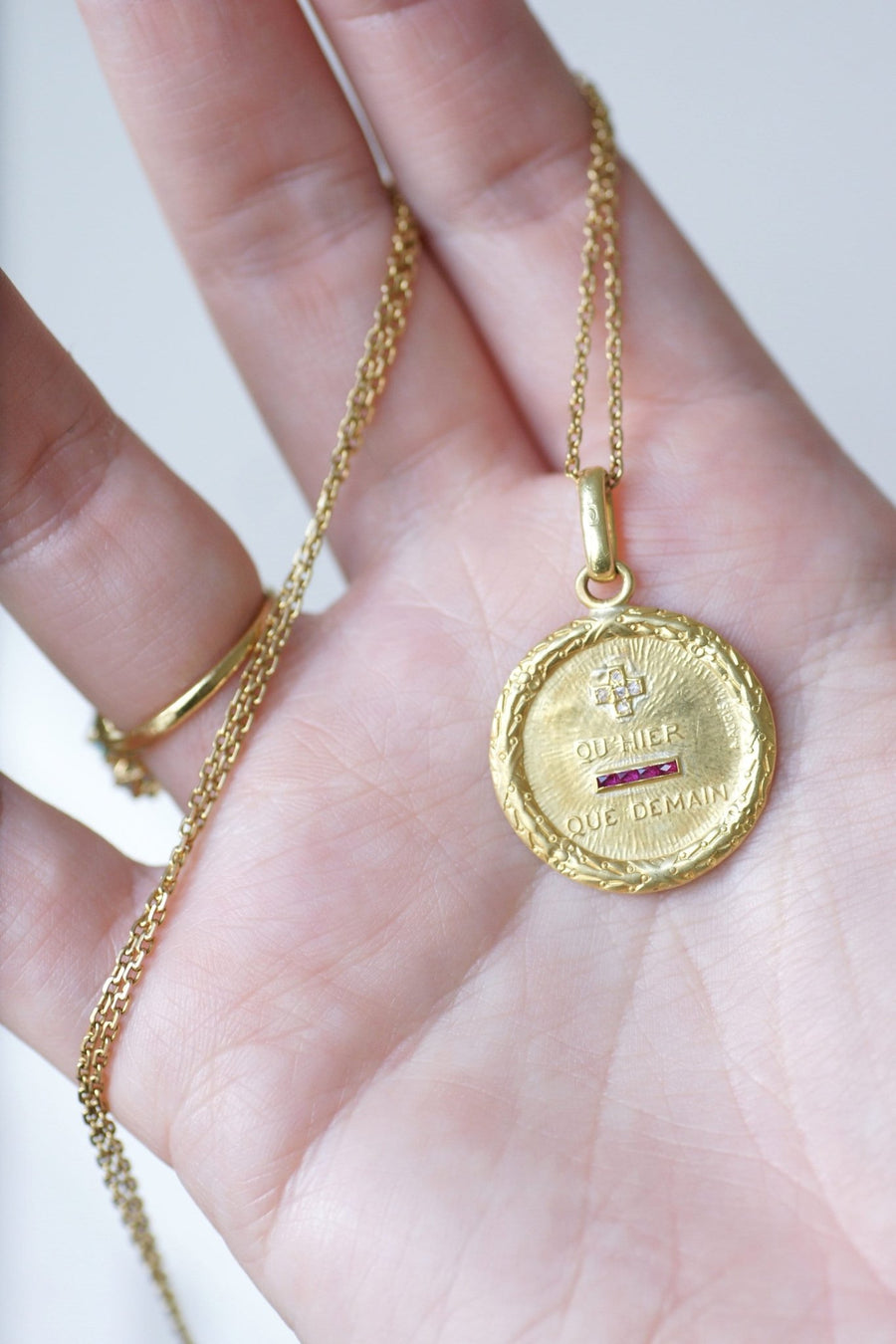 Augis love medal in yellow gold and diamonds - Galerie Pénélope