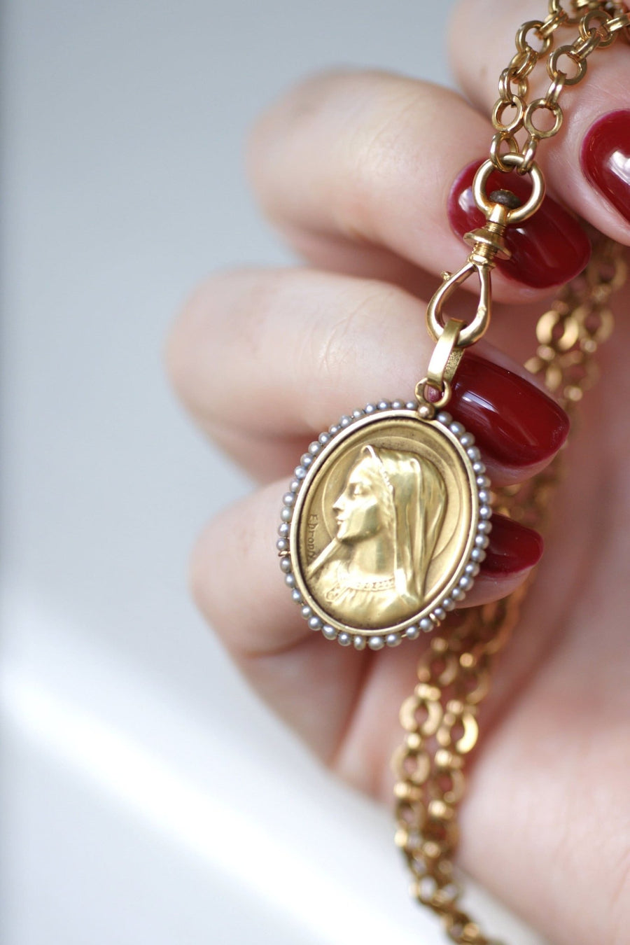 Virgin Mary gold medal with pearls - Galerie Pénélope