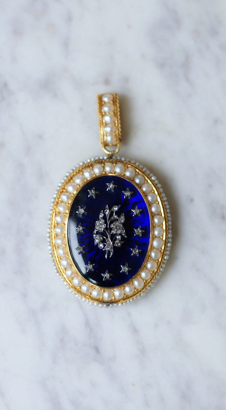 Opening medallion with guilloché enamel, diamonds and pearls - Galerie Pénélope