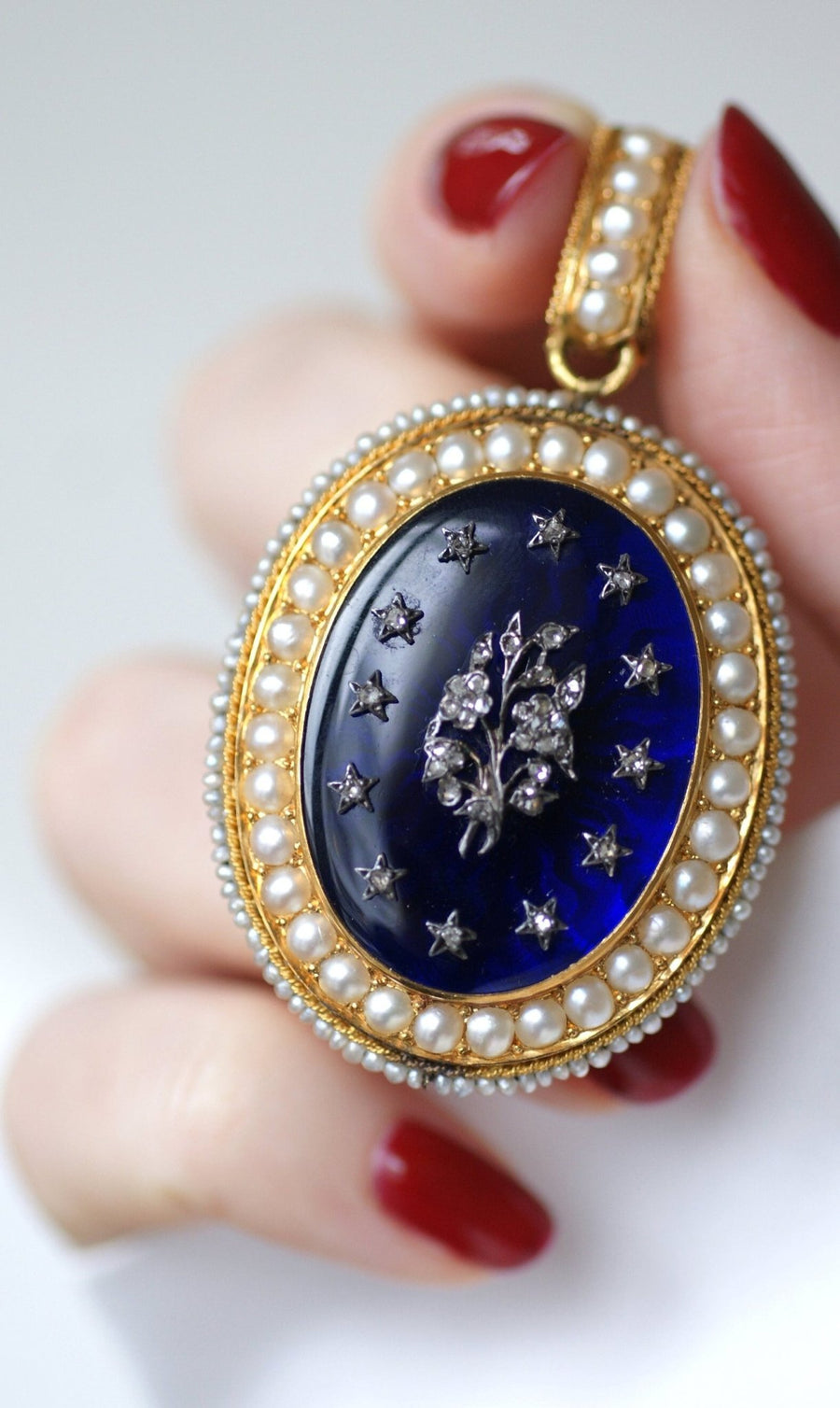 Opening medallion with guilloché enamel, diamonds and pearls - Galerie Pénélope