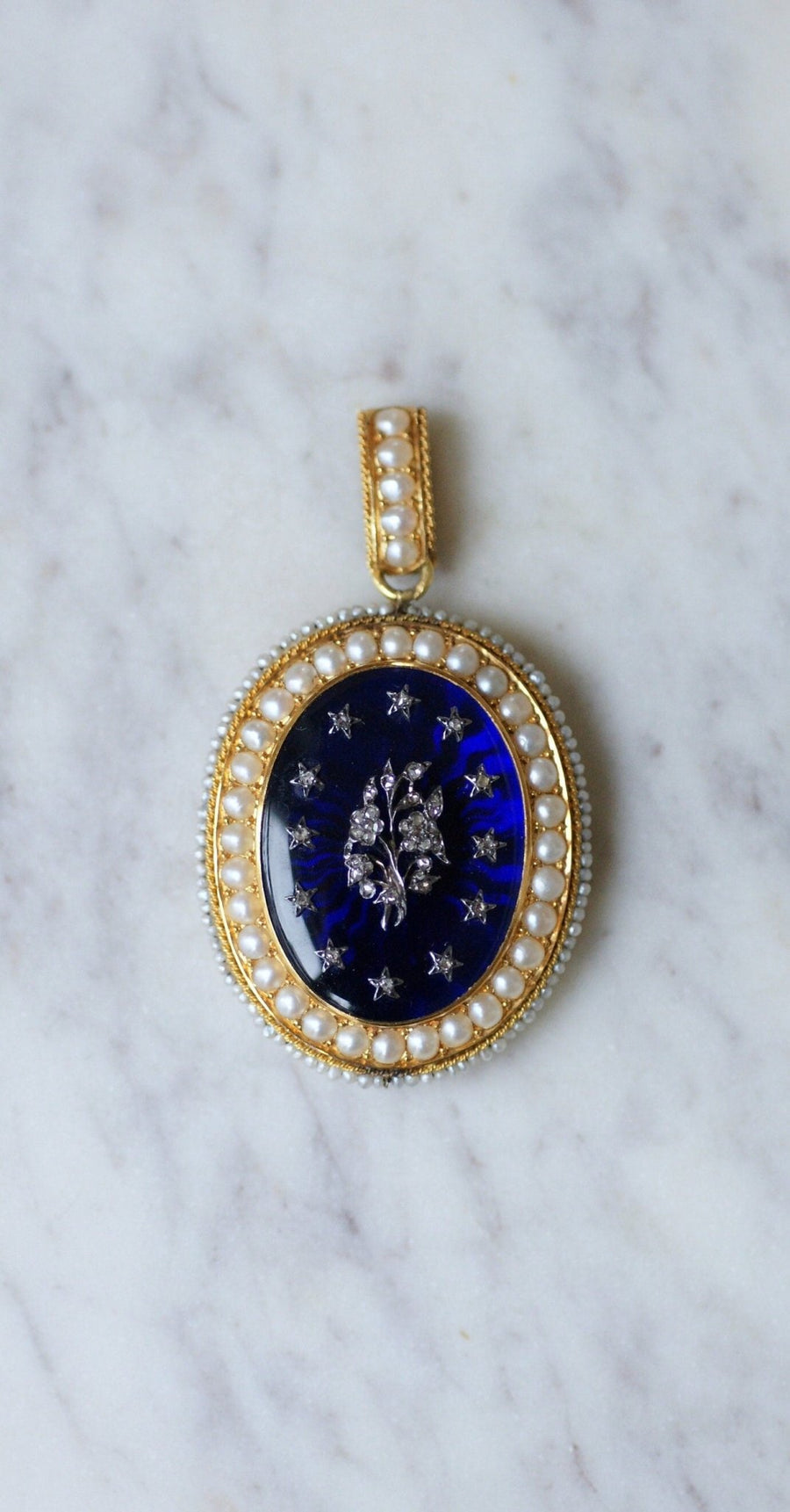 Opening medallion with guilloché enamel, diamonds and pearls - Galerie Pénélope