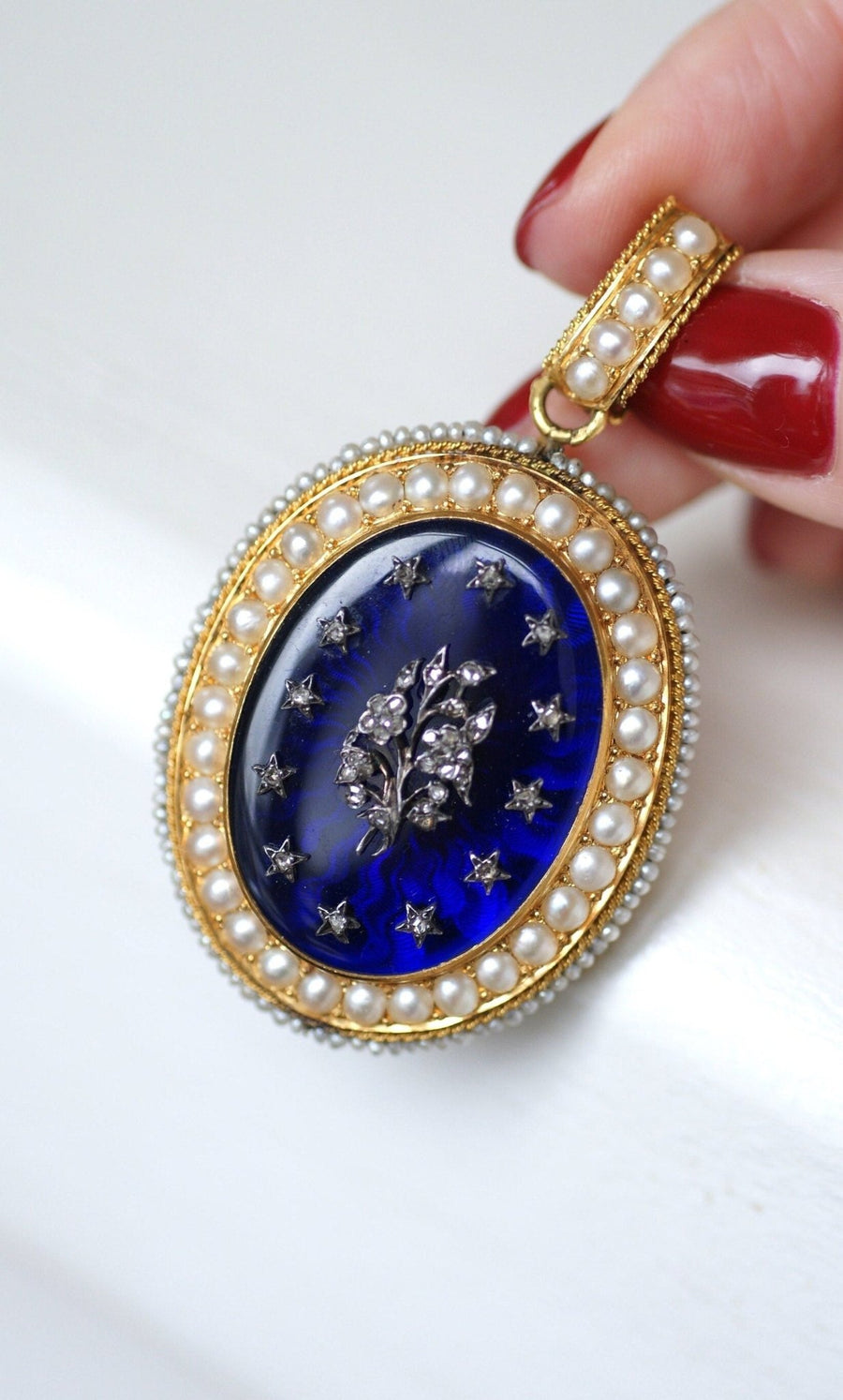 Opening medallion with guilloché enamel, diamonds and pearls - Galerie Pénélope