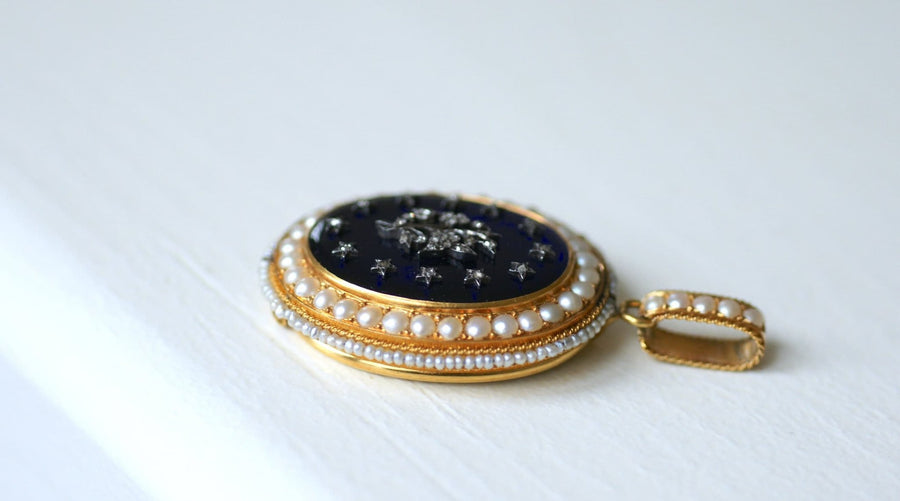 Opening medallion with guilloché enamel, diamonds and pearls - Galerie Pénélope