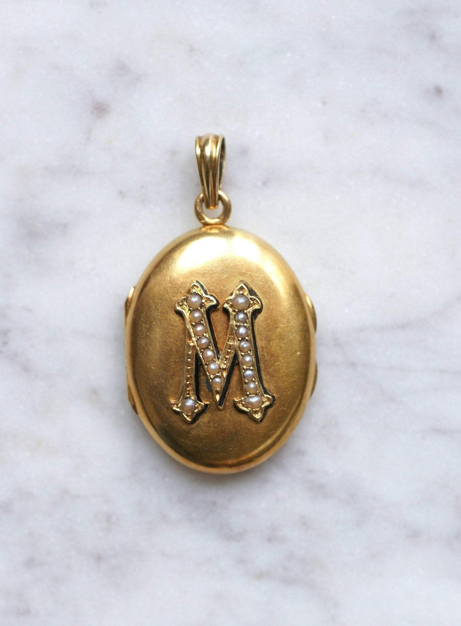 Medallion opening Letter M gold and pearls - Galerie Pénélope