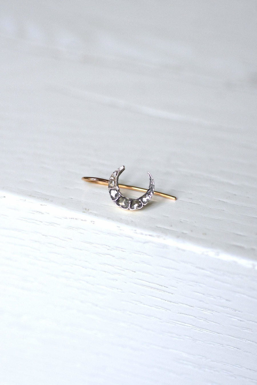 Antique gold and diamond crescent moon earring - Galerie Pénélope