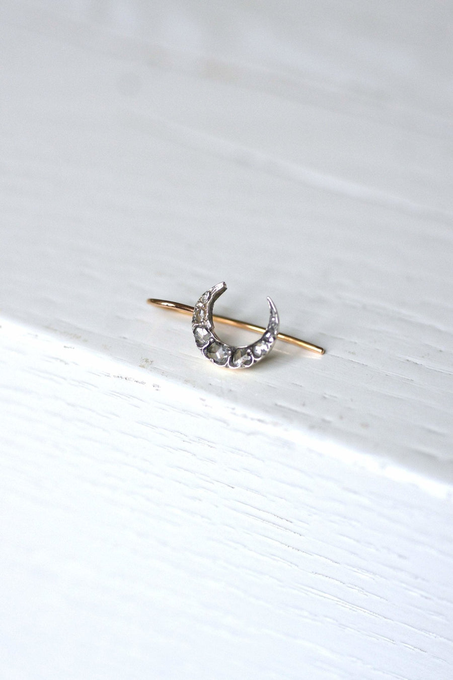 Antique gold and diamond crescent moon earring - Galerie Pénélope