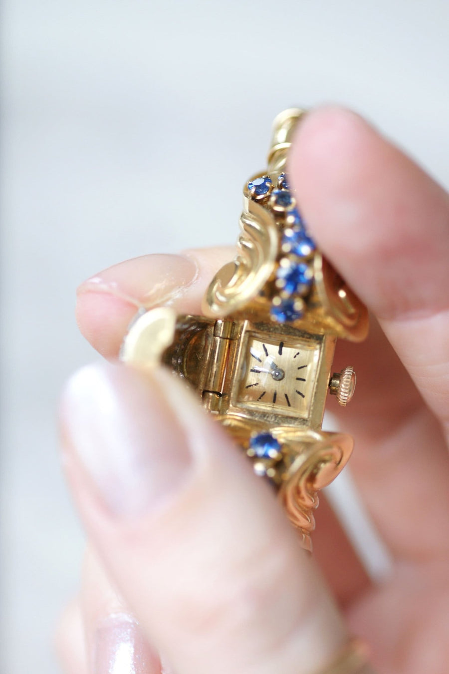 Verger Frères bracelet watch with sapphires and diamonds on gold - Galerie Pénélope