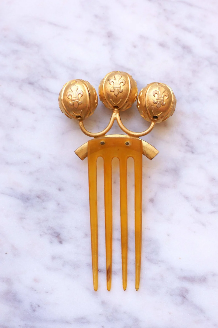 Antique comb, wedding hairpin, fleur de lys, horn and metal - Galerie Pénélope