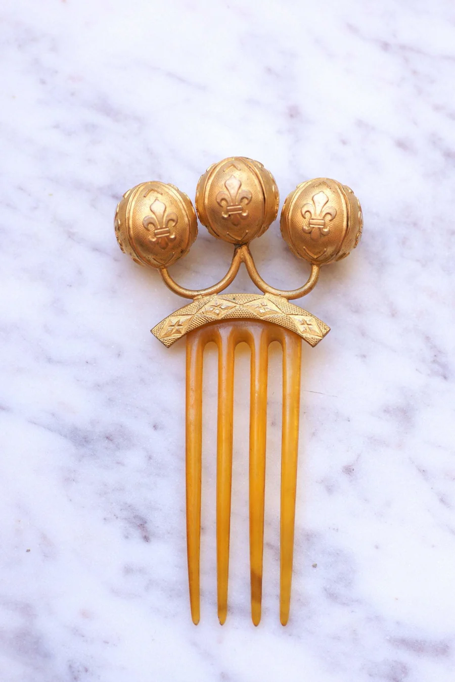 Antique comb, wedding hairpin, fleur de lys, horn and metal - Galerie Pénélope