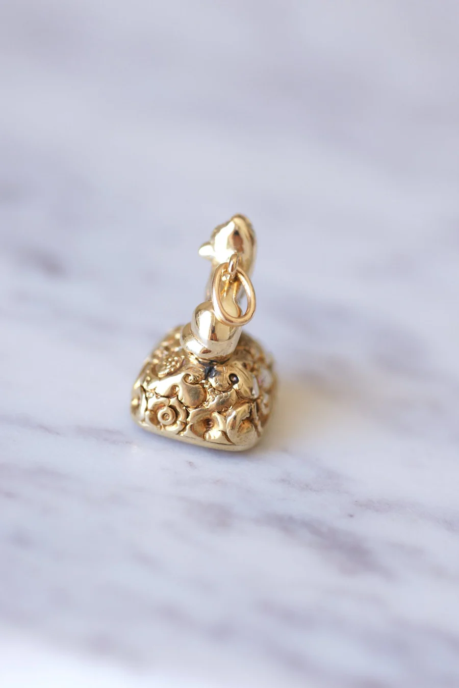Antique Fox seal gold pendant with sardony intaglio - Galerie Pénélope