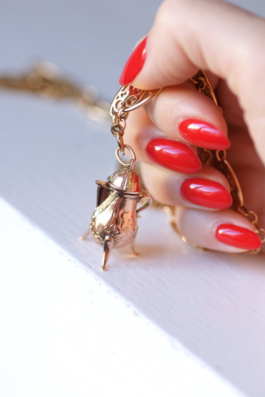 Antique 9Kt yellow and pink gold teapot pendant, 18th Century - Galerie Pénélope